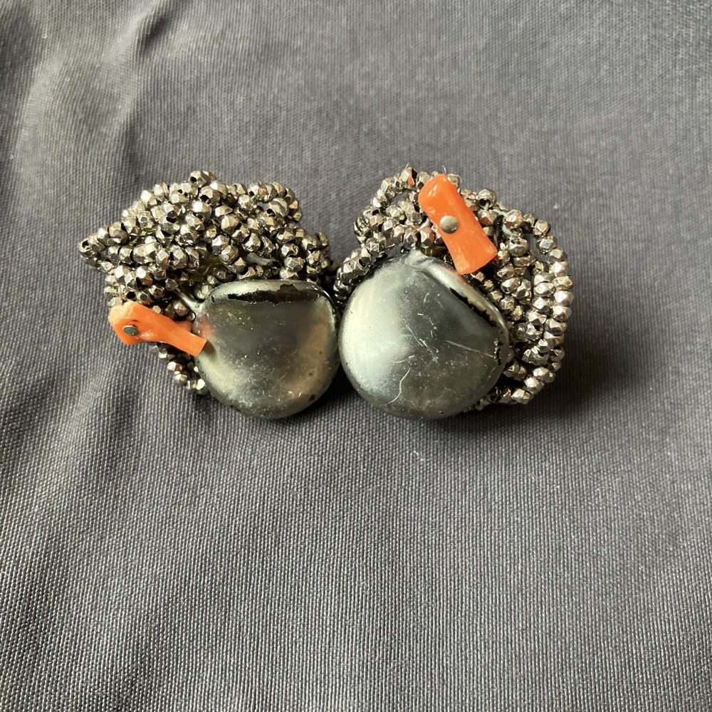 Vtg Costume Gray‎ Seed Bead Woven Wreath around Pearl Coin Screw Back Earrings